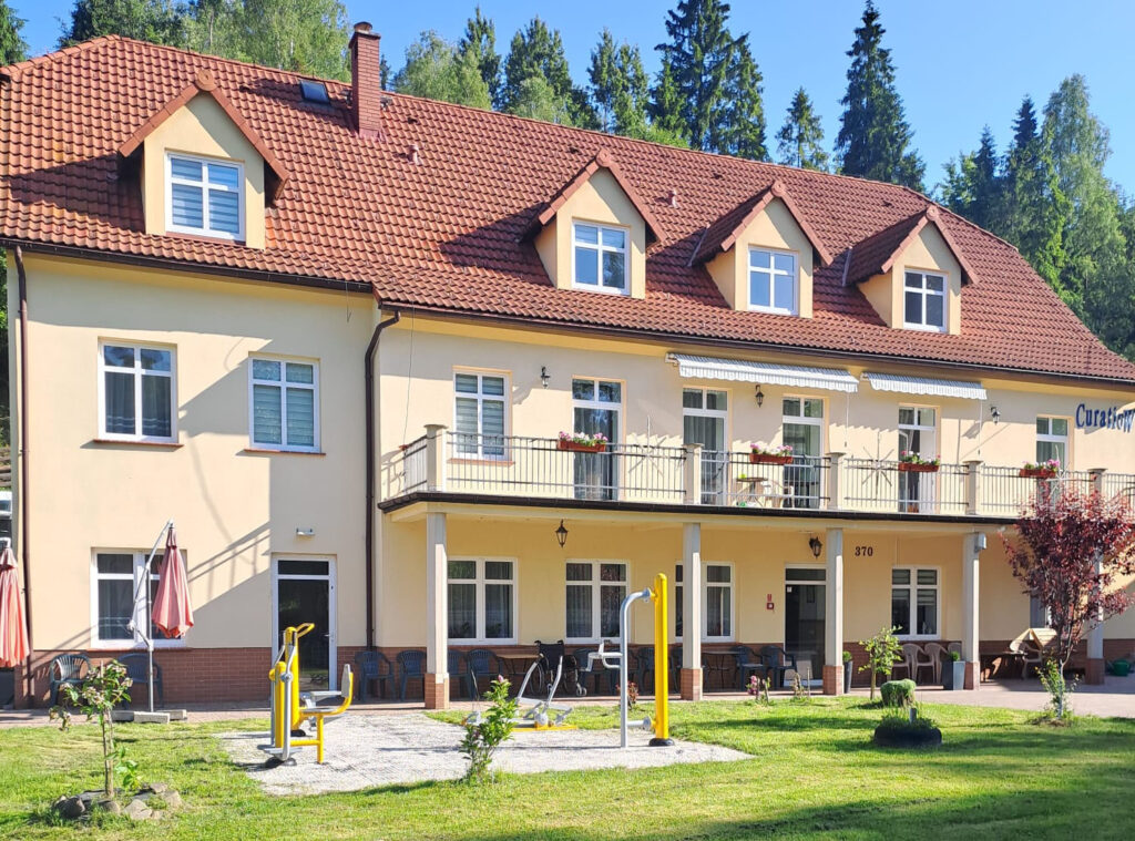 Dom Aktywnego Seniora CuratioW — widok budynku w Rajczy