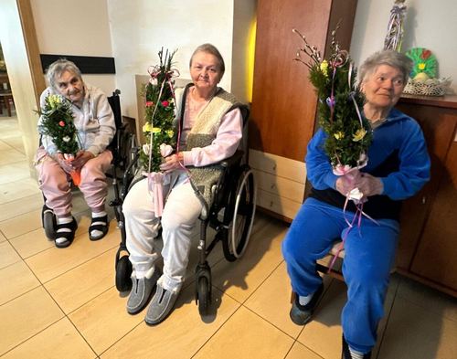 Trzy seniorki z własnoręcznie zrobionymi palmami wielkanocnymi z bazi i kwiatów, wielkanocne tradycje w CuratioW w Rajczy