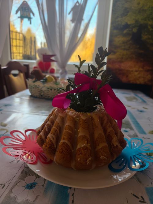 Wielkanocna babka udekorowana bukszpanem i różową kokardą w Domu Aktywnego Seniora CuratioW