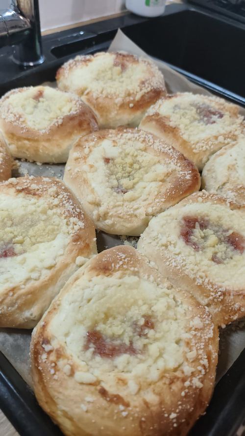 Drożdżówki z marmoladą i kruszonką upieczone na Tłusty Czwartek w Domu Aktywnego Seniora CuratioW