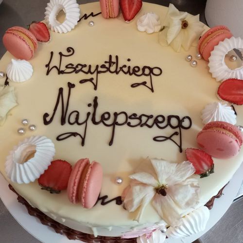 Kremowy tort z makaronikami, bezami i truskawkami, napis Wszystkiego Najlepszego