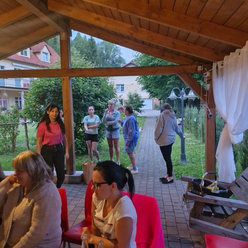 Gęsta dekoracja świetlna na drzewie i krzewach ogrodu CuratioW, tysiące ciepłych żarówek w zbliżeniu