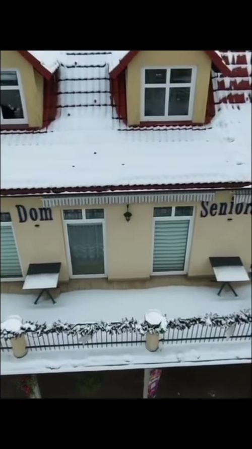 Zima przyszła w odwiedziny do domu seniora ❄️🏠 Śnieg jak z pocztówki, cisza…