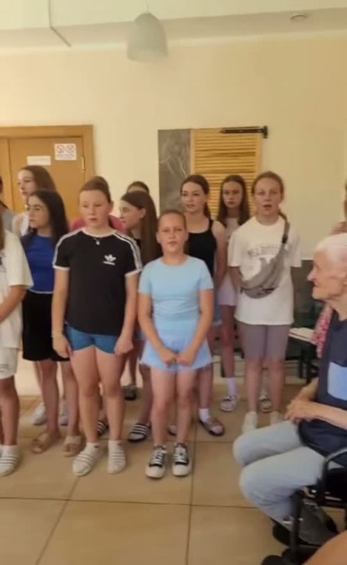 A moving meeting of two generations: altar servers and the choir