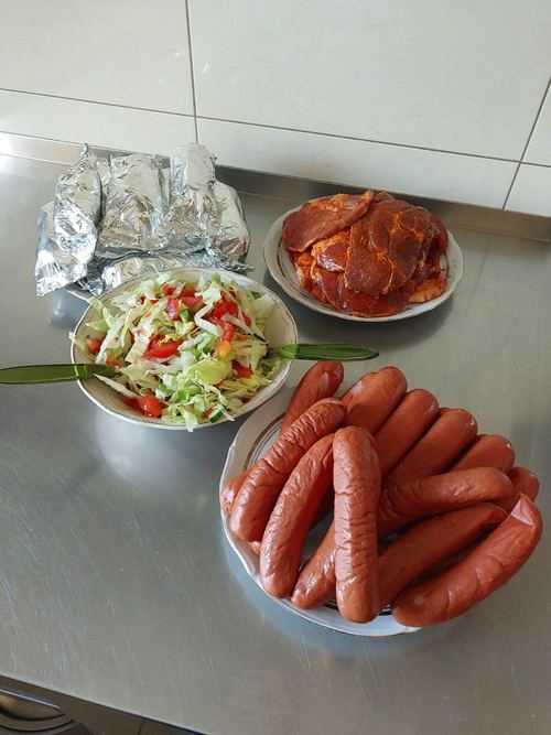 Przygotowanie pikniku w kuchni Domu Aktywnego Seniora CuratioW – mięso, kiełbaski, sałatka i ziemniaki w folii