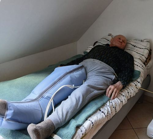 Mieszkaniec Domu Aktywnego Seniora CuratioW w Rajczy podczas presoterapii nóg — drenaż limfatyczny w ramach rehabilitacji