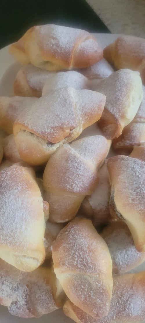 Domowe rogaliki z cukrem pudrem upieczone w kuchni Domu Aktywnego Seniora CuratioW w Rajczy