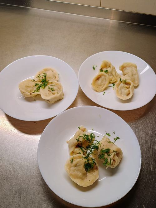 Wigilijne pierogi i uszka z koperkiem podane w Domu Aktywnego Seniora CuratioW