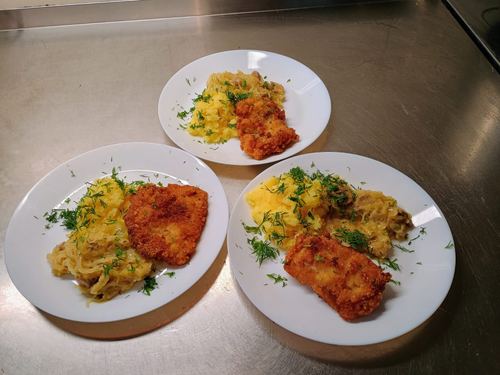 Świąteczny obiad w Domu Aktywnego Seniora CuratioW — kotlet schabowy z kapustą zasmażaną i puree ziemniaczanym
